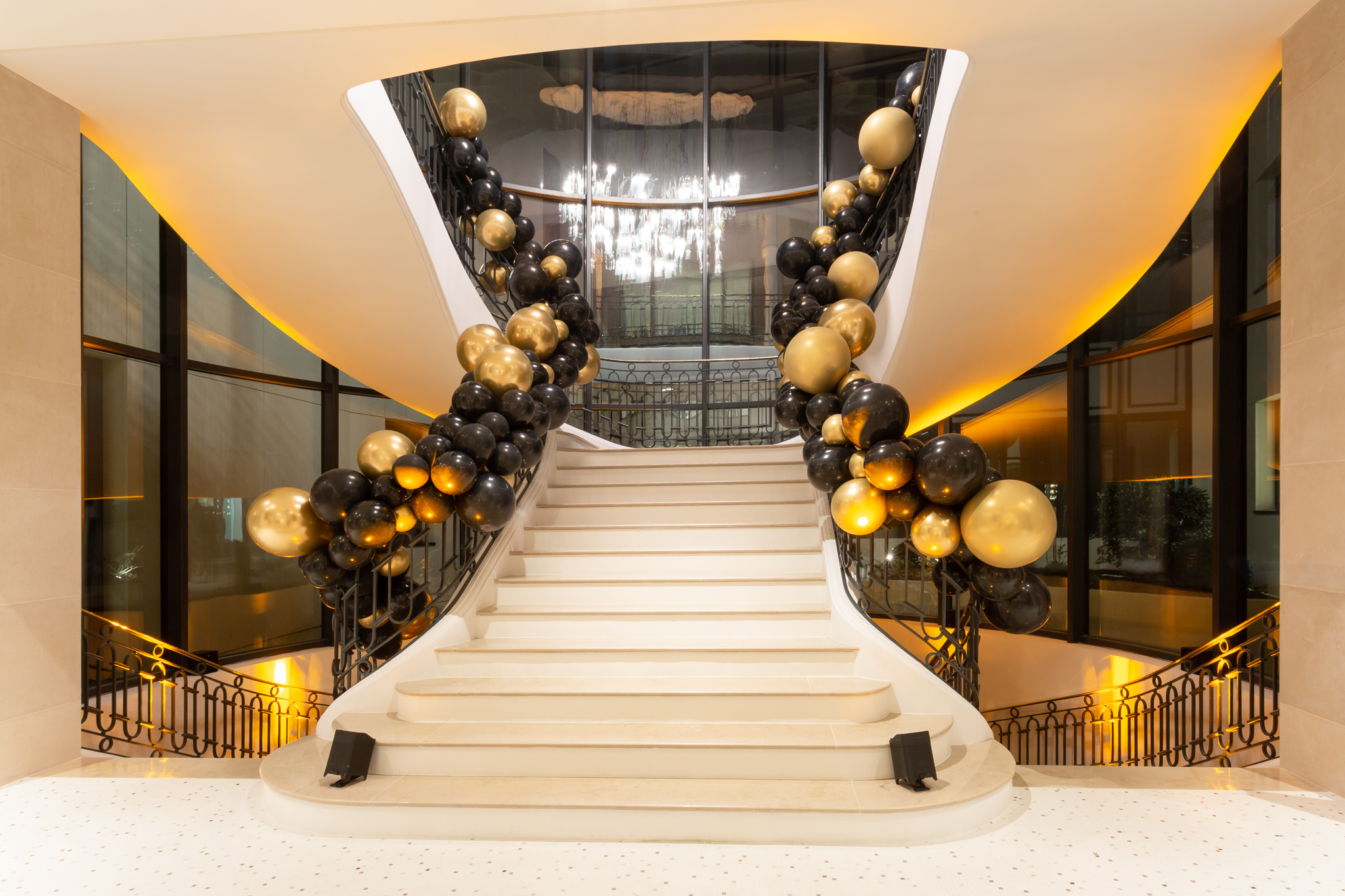 Création originale avec ballons pour l'habillage d'une rampe d' escalier monumental.