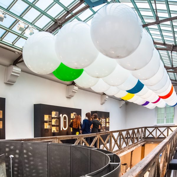 Installation d'un plafond de ballons ronds au dessus d'un mezzanine