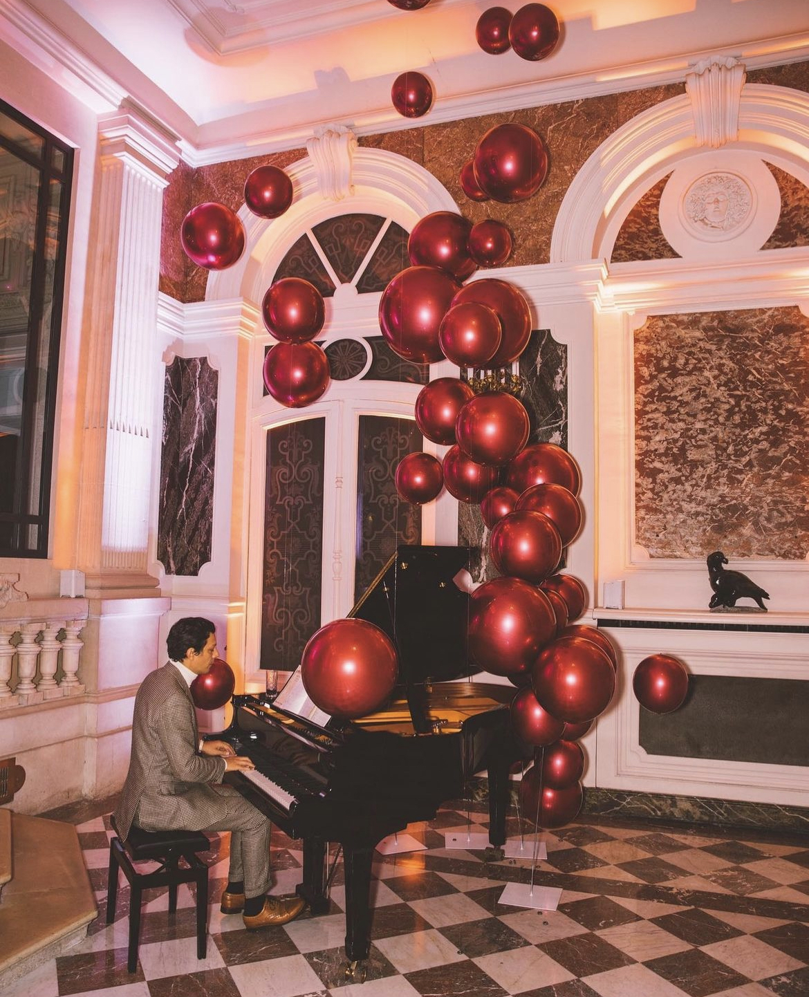 Hotel Le Marois avec ballons miroir en suspension autour d'un piano