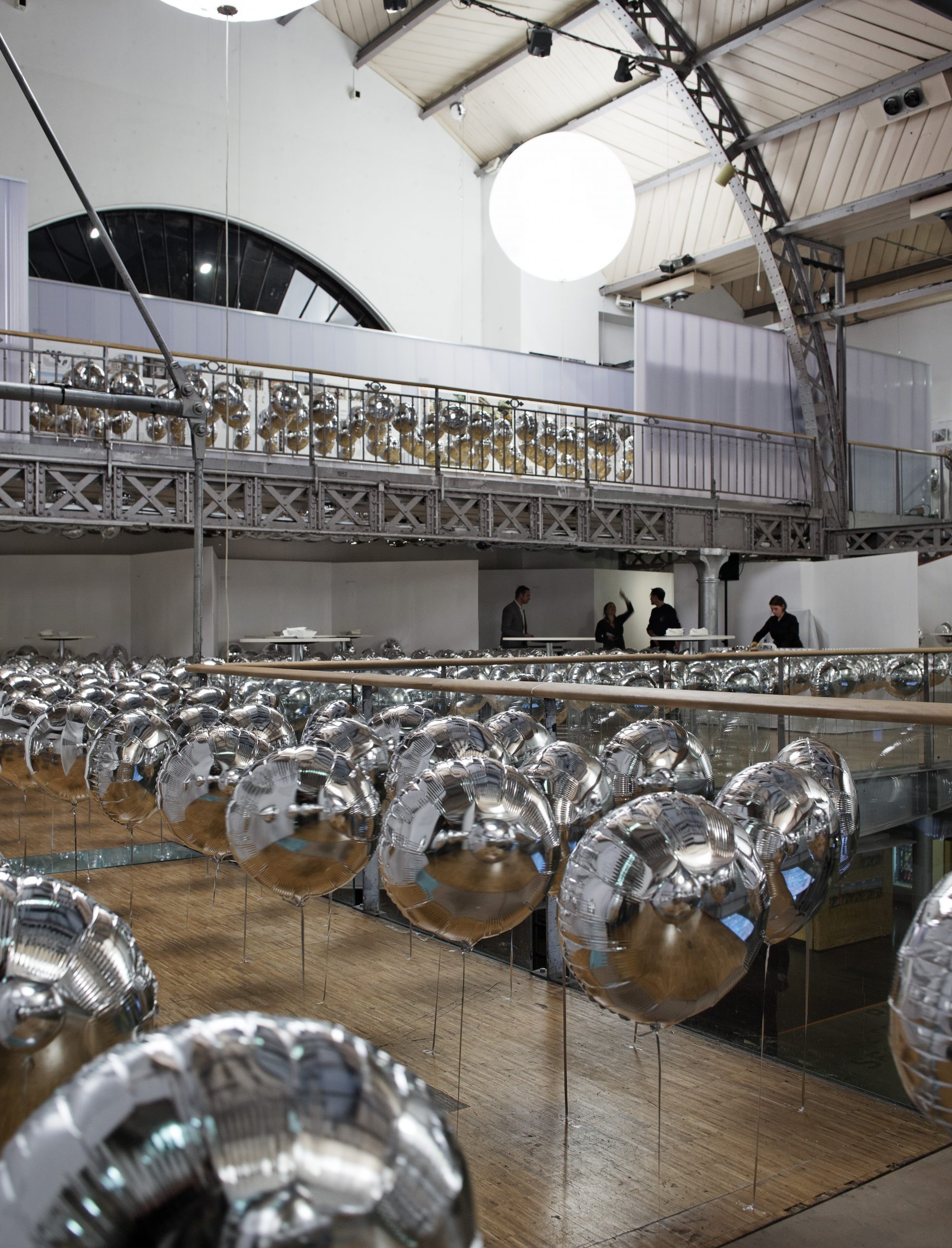 champs de ballons en aluminium au sol du pavillon de l'arsenal.