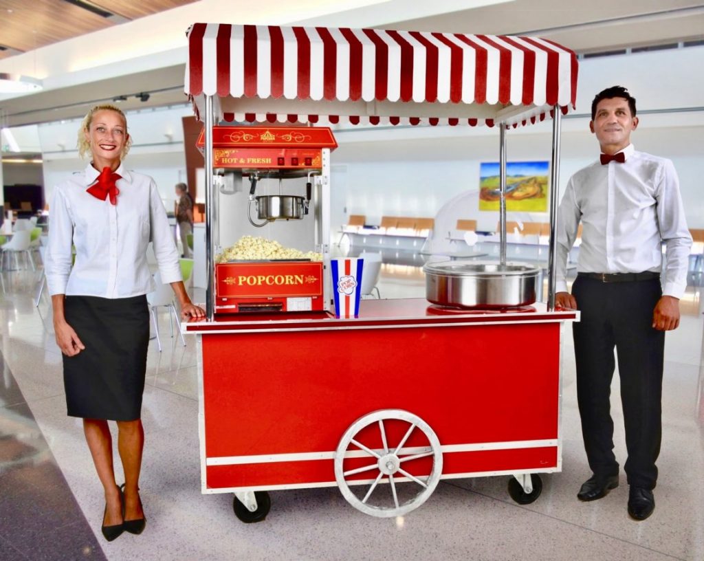 animation gourmandes avec un stand de barbe a papa et pop corn et deux animateurs