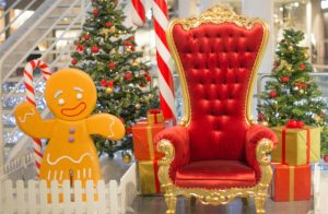 arbre de Noel pour entreprise avec décoration de sapin, de biscuit bonhomme et fauteuil de Père Noël