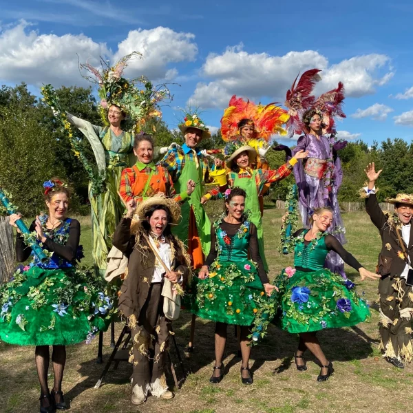 Journée d'animations estivale a Fresnes avec la compagnie acta fabula et ses femmes déguisées en fleurs aunmilieu de la nature.