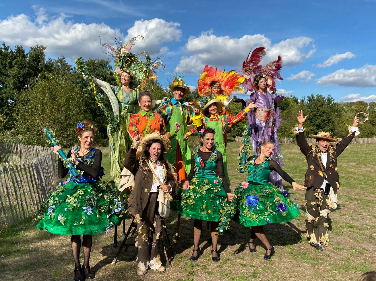 Journée d'animations estivale a Fresnes avec la compagnie acta fabula et ses femmes déguisées en fleurs aunmilieu de la nature.