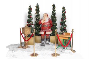 Décoration de Noël avec sapins et père Noel geant