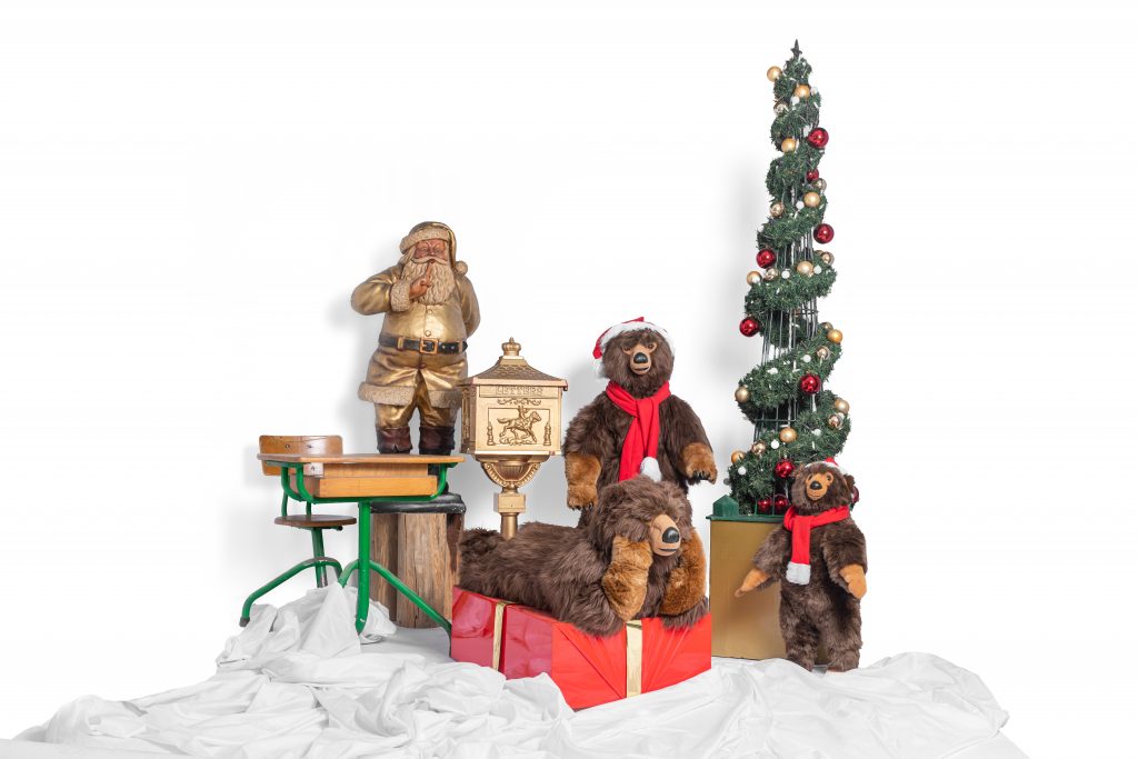 des ours brun sur une boite cadeau et un père noel
