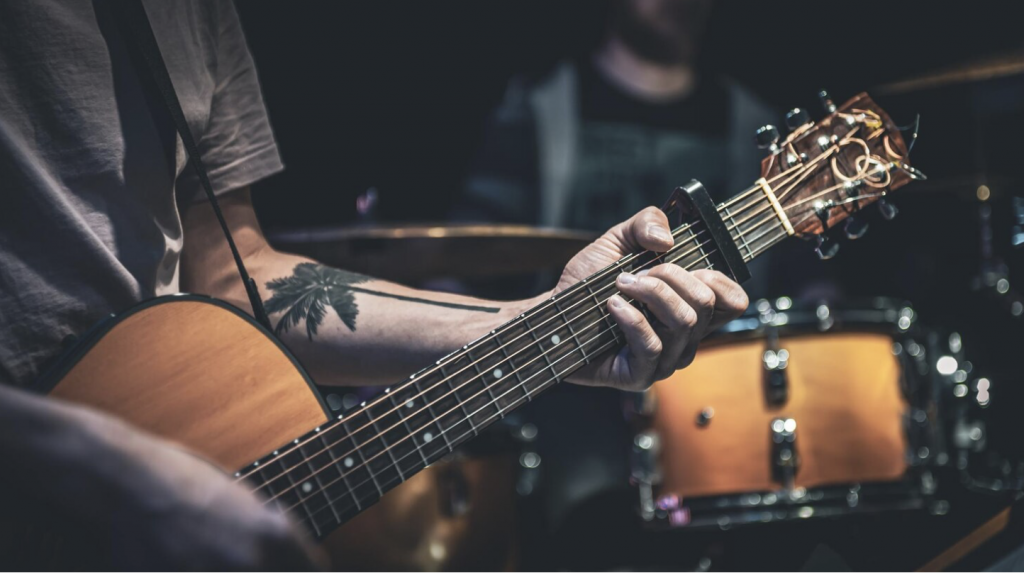 Groupes de musiciens. guitariste et batteur sur scène.