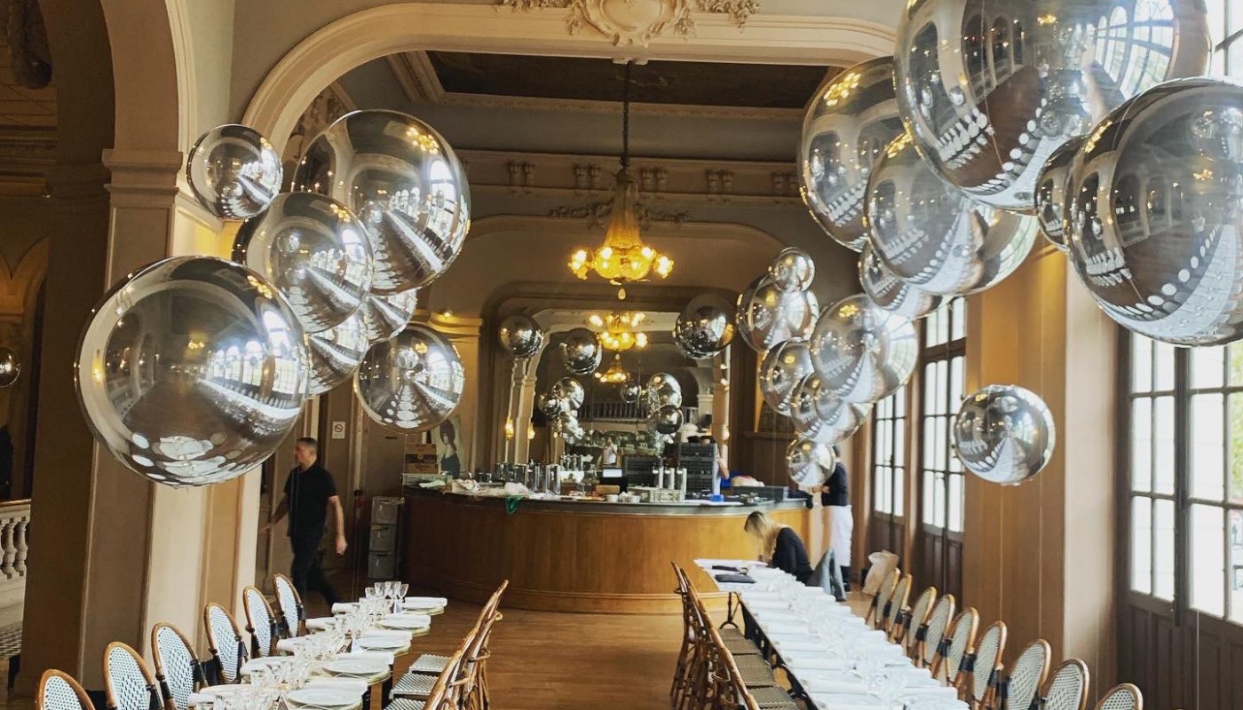 Ballons sphères miroir en suspension au dessus des tables