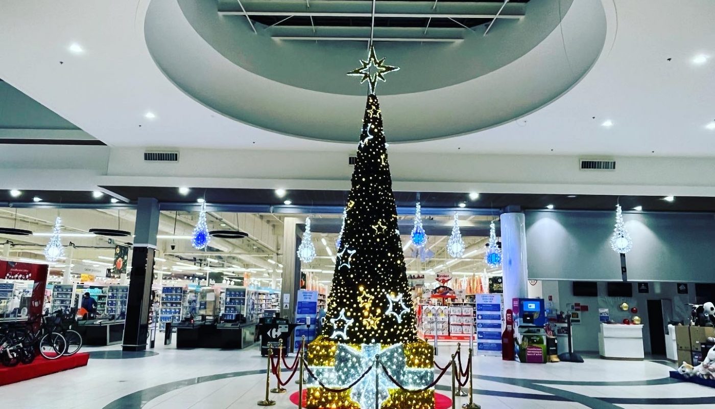 Décoration lumineuses de Noel et sapin géant illuminé avec trône du Père Noël