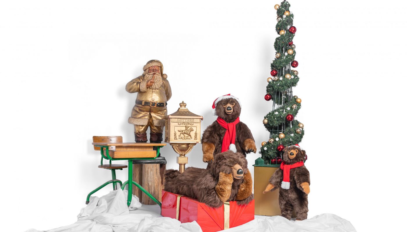 des ours brun sur une boite cadeau et un père noel