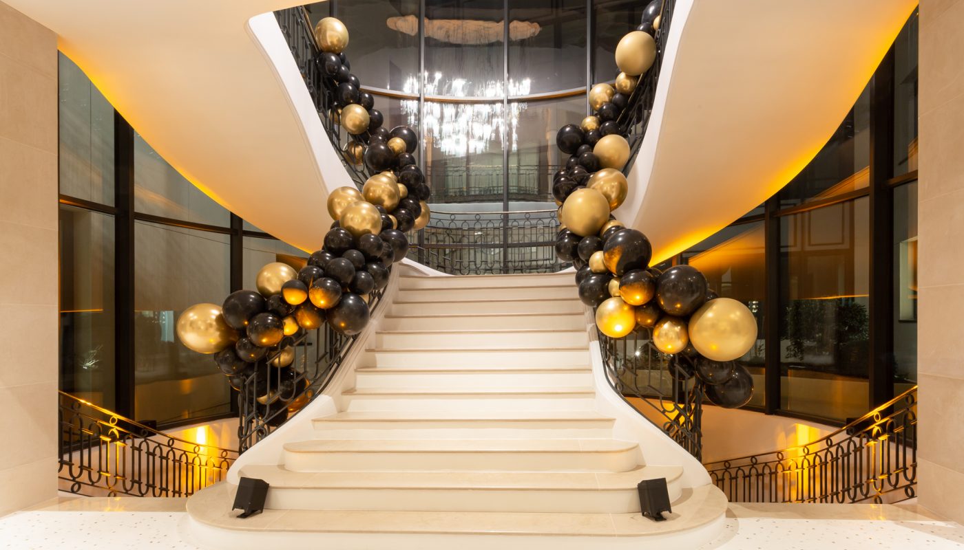 Création originale avec ballons pour l'habillage d'une rampe d' escalier monumental.