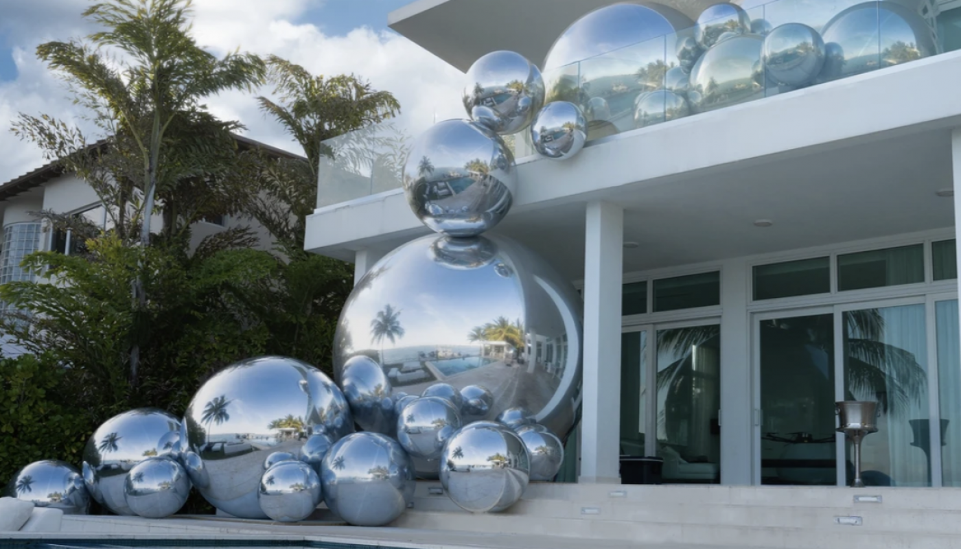 Composition de sphères miroirs géantes fixé sur une façade de maison