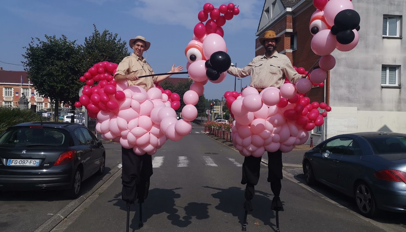 Animations et performances artistiques avec des échassiers vêtu en flamand rose