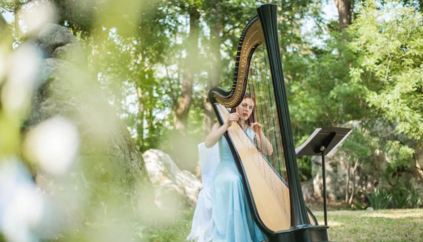 Artistes classiques et opéra avec harpe dasn un jardin