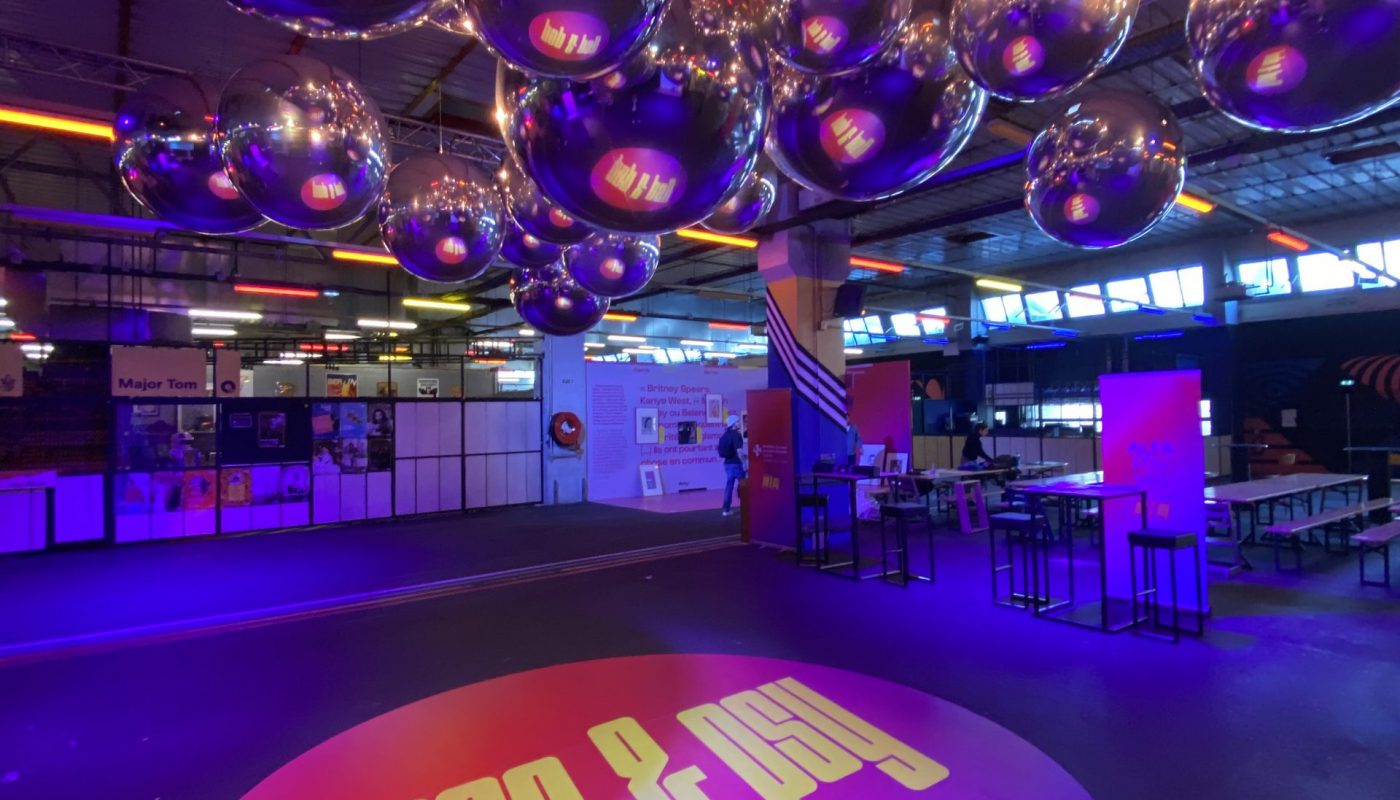 plafond de bulles miroirs géants, suspendus au plafond, au Ground control