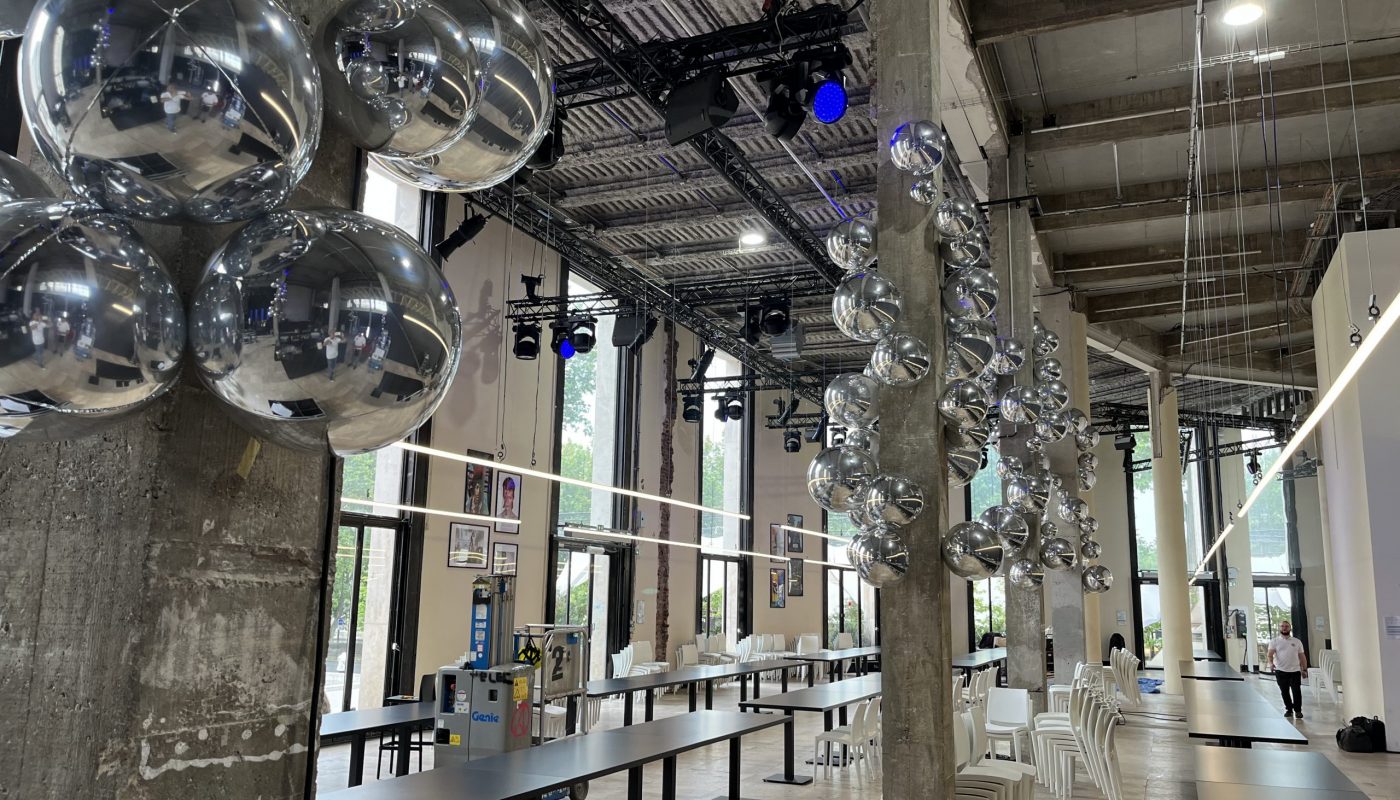 Bulles miroirs au palais de Tokyo, fixé sur les colonnes en béton