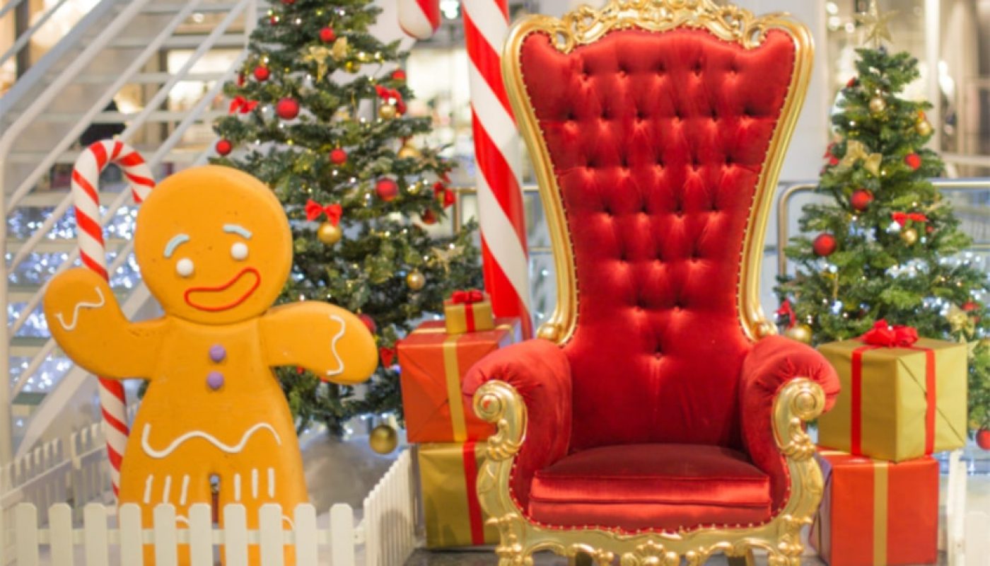 Décoration de Noel traditionnelle avec le fauteuil du père Noël, sapins, boites de cadeaux et personnages en gâteau