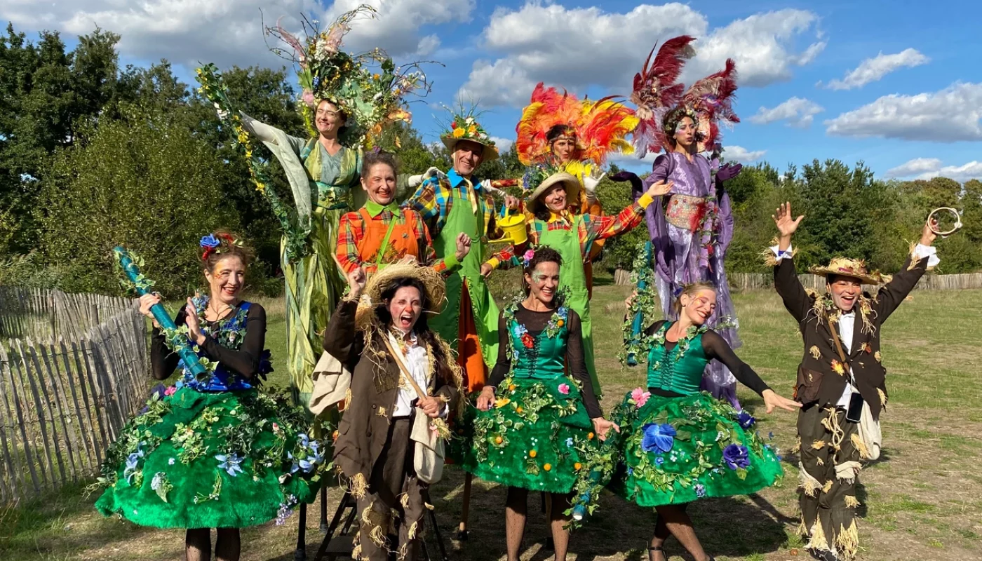 Journée d'animations estivale a Fresnes avec la compagnie acta fabula et ses femmes déguisées en fleurs aunmilieu de la nature.