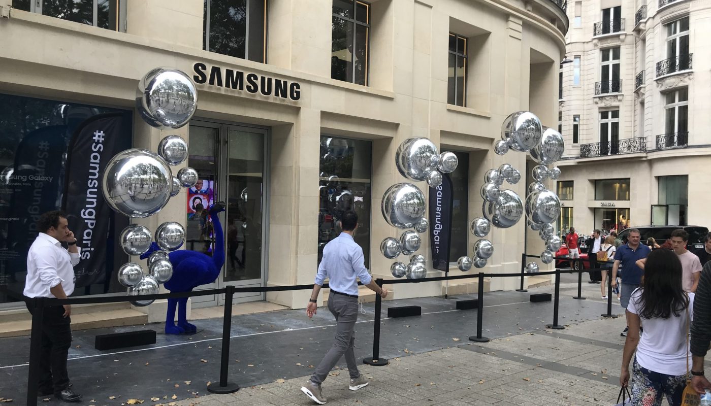 decoration facade concept store Samsung avec des sphères miroirs .