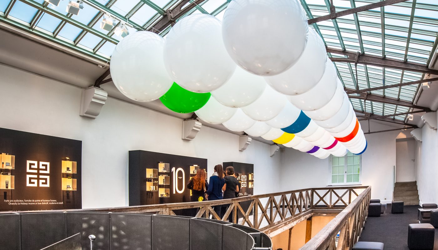 Installation d'un plafond de ballons ronds au dessus d'un mezzanine