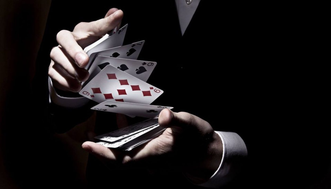 artistes créateurs d'émotions en déambulation ou sur scène. Magicien avec cartes a jouer en très les mains