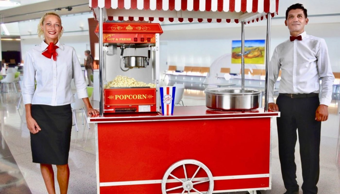 animation gourmandes avec un stand de barbe a papa et pop corn et deux animateurs